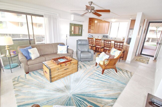 Building Photo - Extremely RARE right on the Ocean in Maala...