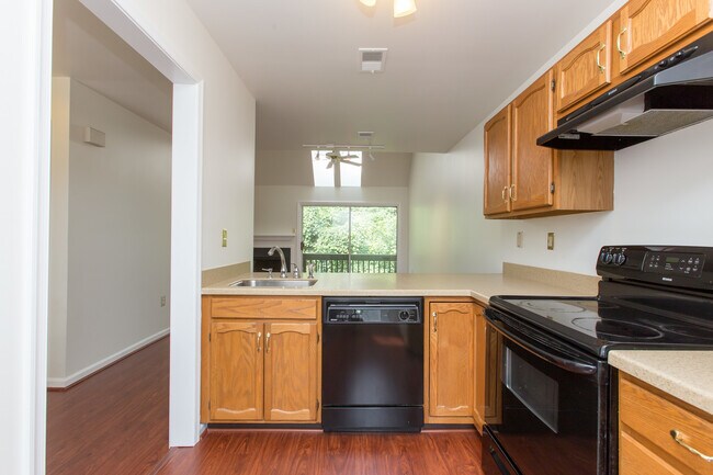 Building Photo - 2nd Flr. walk up Condo w/ wood floors, fir...