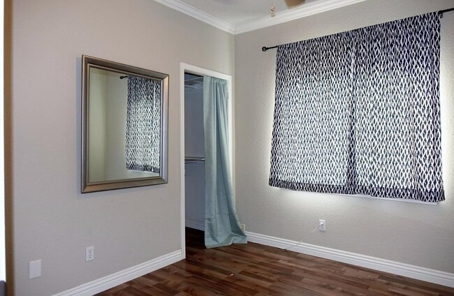 Building Photo - House: 3 Bedroom / 2 Bathroom (North Oak P...