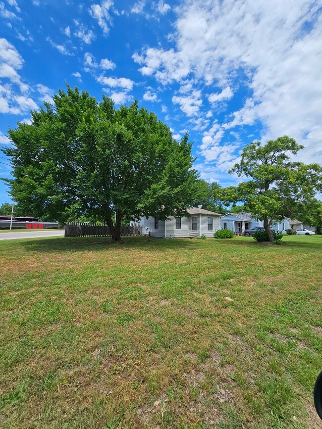 Building Photo - 5616 Thomas Ln