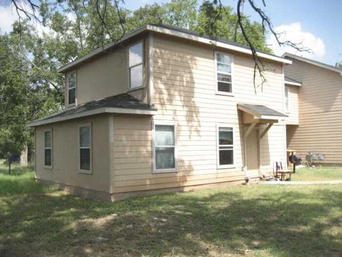 Primary Photo - FANTASTIC 4 BEDROOM / 2 BATH DUPLEX - MINU...