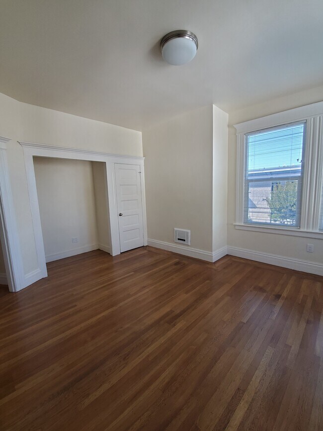 living room - 1650 Jones St