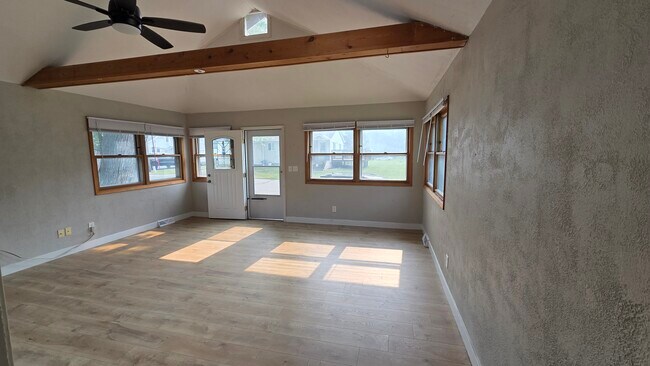 Foto del edificio - 1355 Thistle Dr