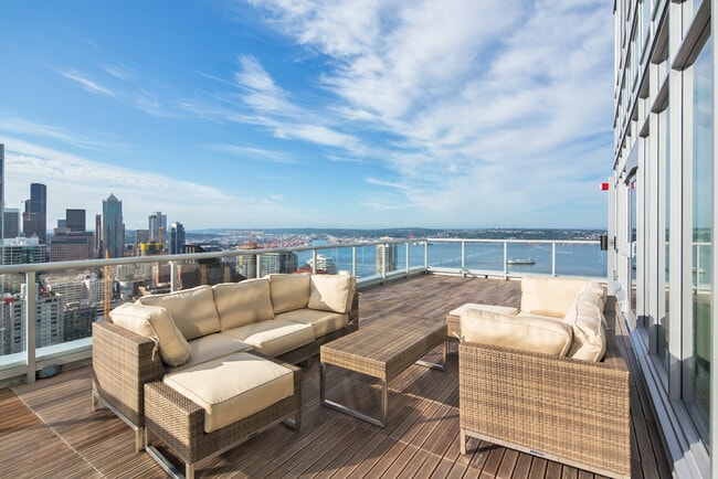 Building Photo - Luxurious 1Bed Condo w/ Den! Welcome to In...