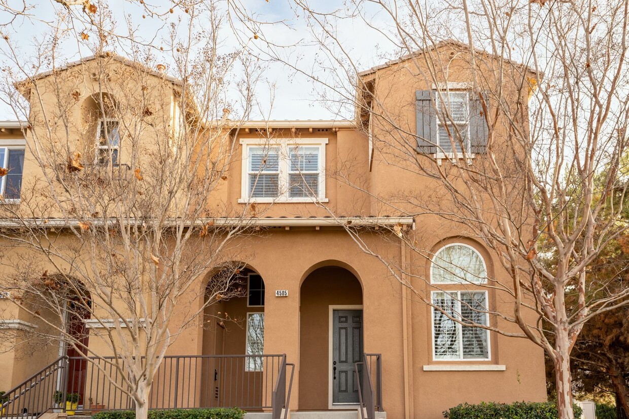 Primary Photo - CORNER TOWNHOME IN MISSION GARDENS WALK-UP...