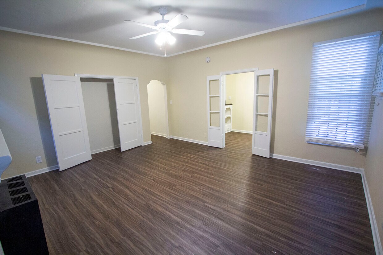 Foto principal - 7215 Willoughby Ave