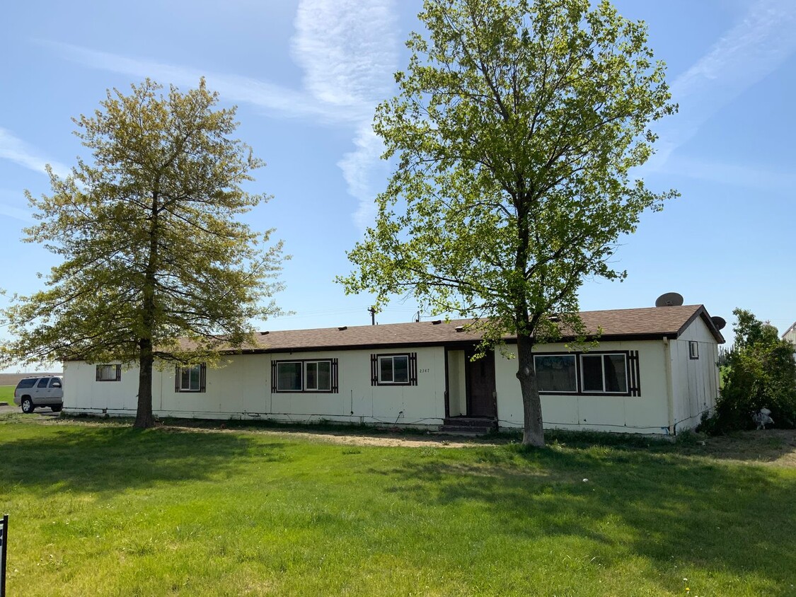 Primary Photo - Country Living! 3 bed 2 bath Home for Rent...