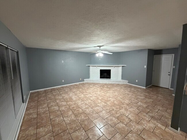 Building Photo - 24307 Rockin 7 Dr