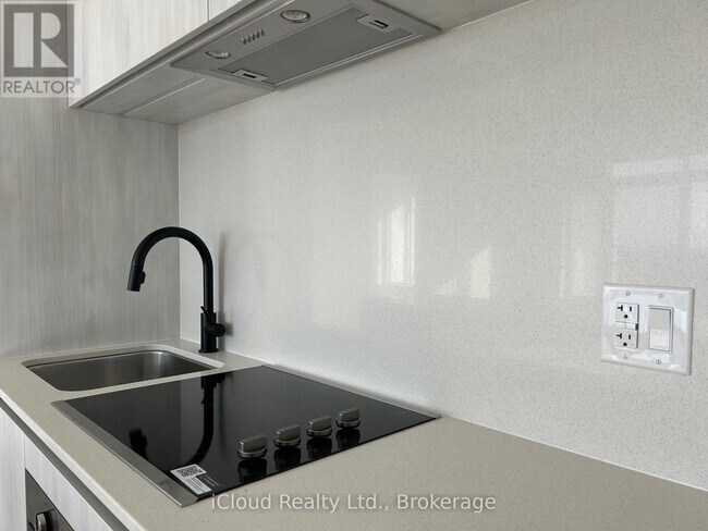 Photo du bâtiment - 2495 Eglinton Ave W