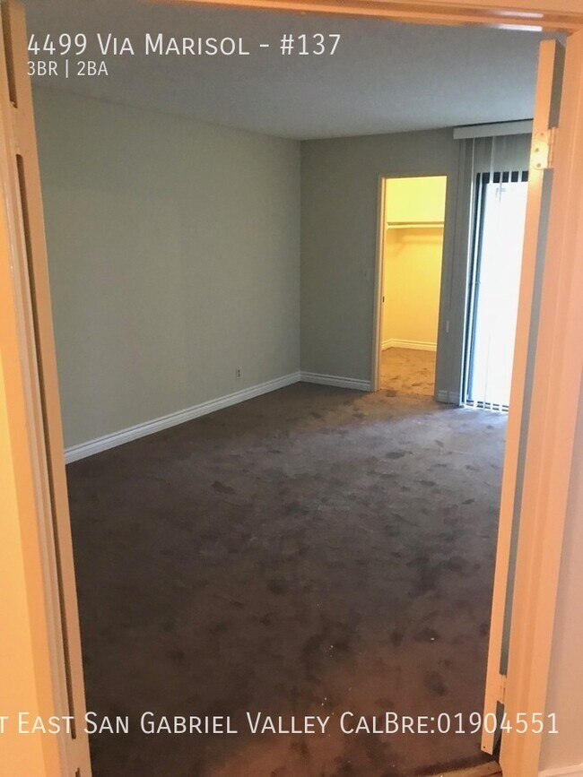 Building Photo - Large three bedroom condo in a quiet, conv...