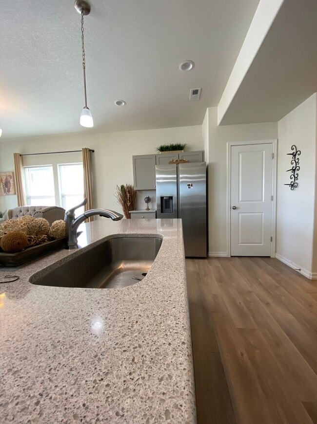 Building Photo - Stunning 3 Bedroom in NE Springs!