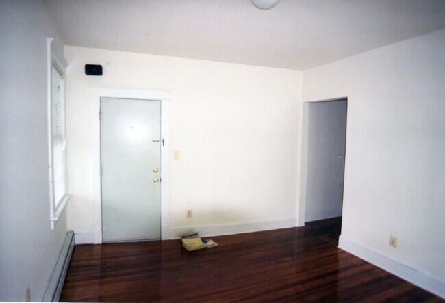 Building Photo - 20 Maple St