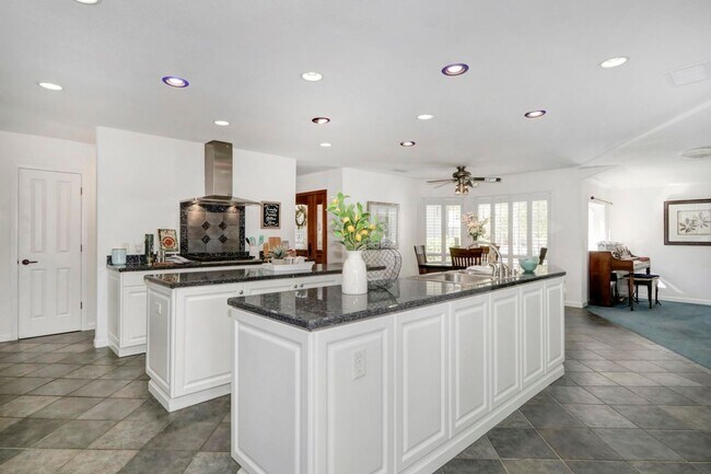 Foto del edificio - Stunning Central Davis Home