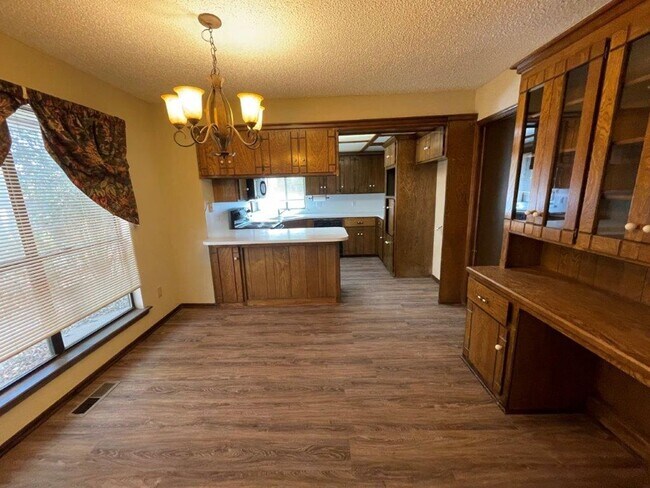 Foto del edificio - 3 bed, 2 bath, 2 dining, 2 car garage home...