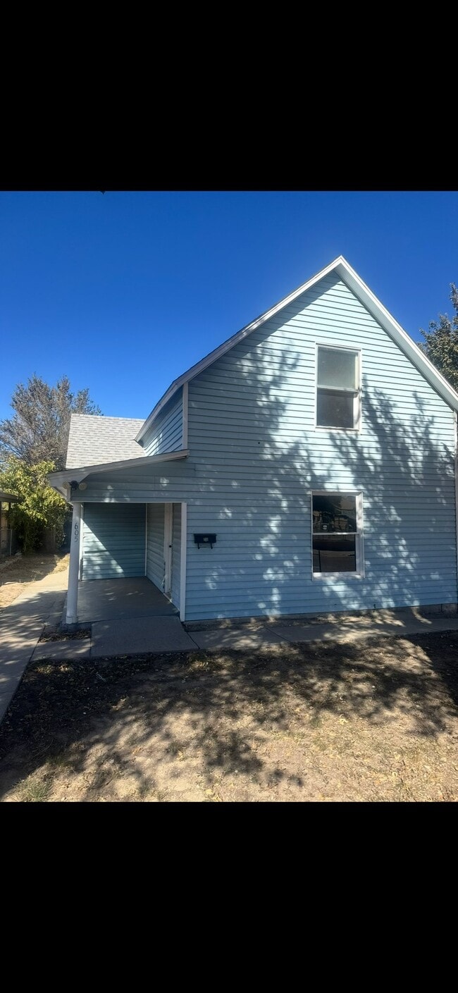 Foto del edificio - 605 E 8th St