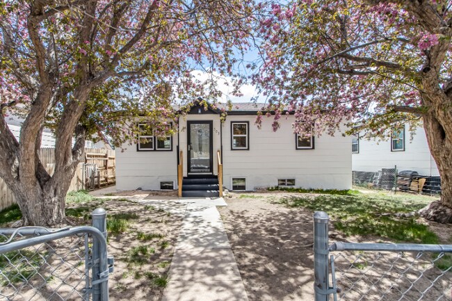 Building Photo - Updated Three Bedroom, One Bathroom