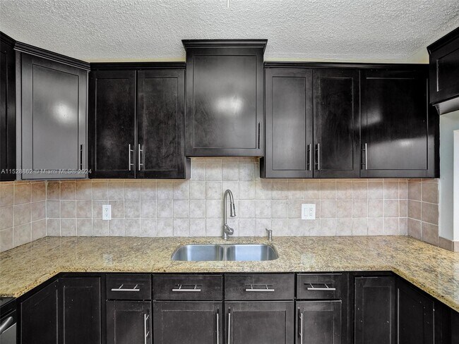 Foto del edificio - 9470 Live Oak Pl