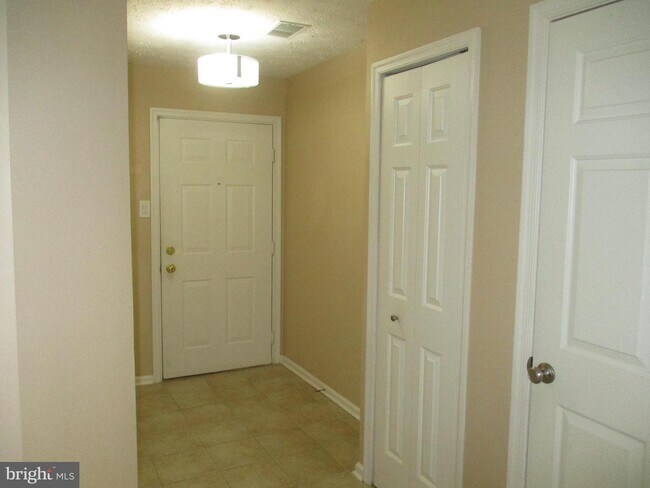 Building Photo - 3018 Hunting Ridge Dr