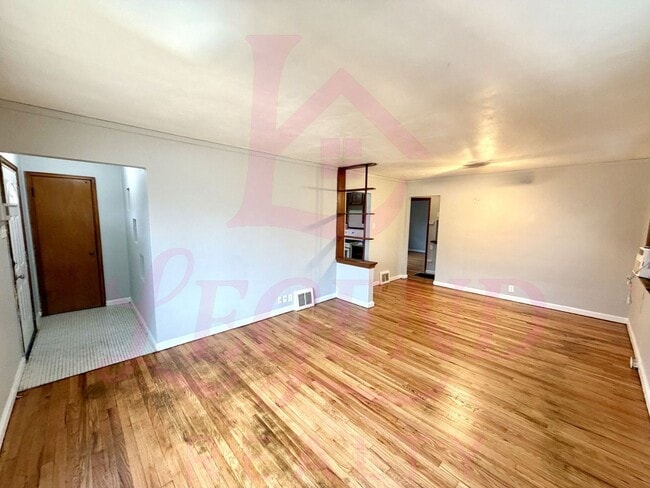 Building Photo - 2 bedroom 1 bathroom home with beautiful hardwood floors!