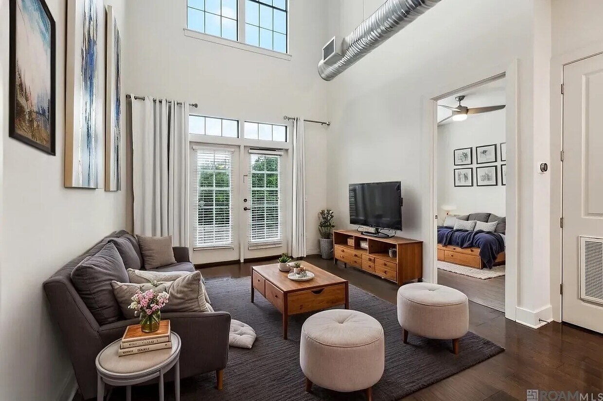 Foto principal - 333 E Boyd Dr