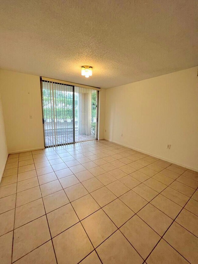 Foto del edificio - 1701 Village Blvd