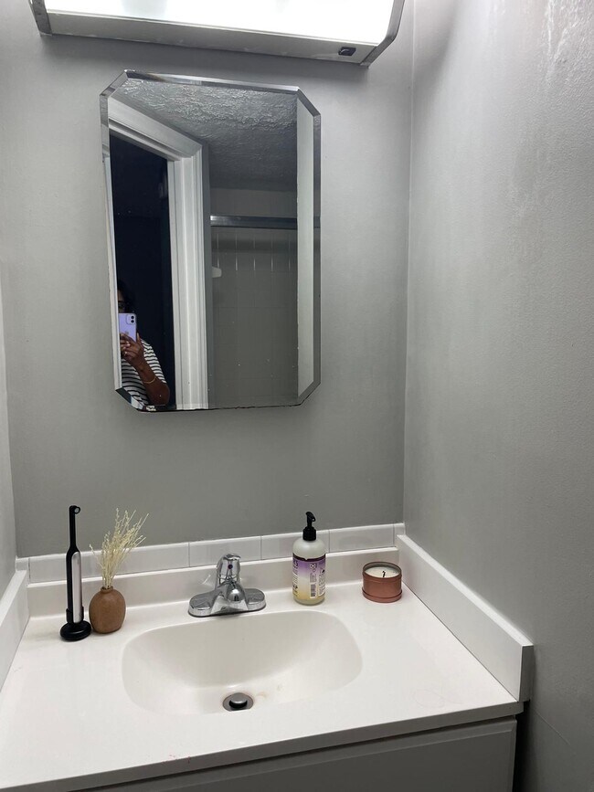 lavabo en el baño - 611 Buckingham Ln