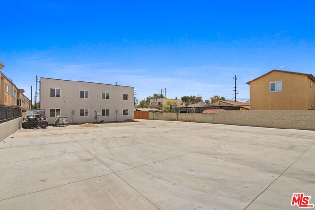 Building Photo - 649 W 92nd St