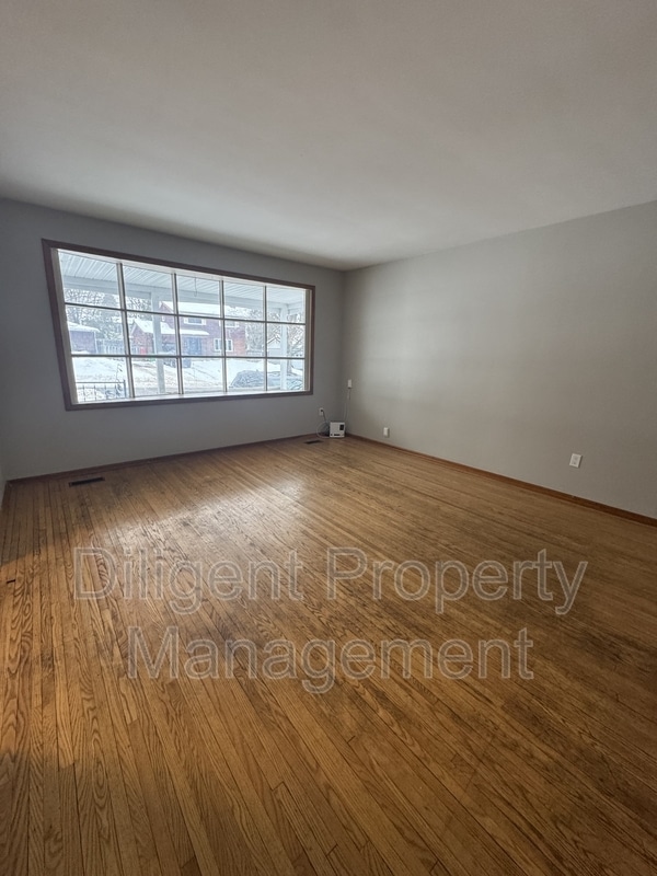 Building Photo - 927 Ellesmere Ave