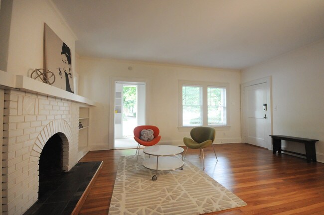 Sala de estar - 861 Durant Pl NE