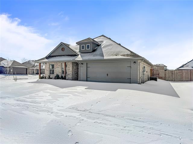 Building Photo - 2800 Orchid Dr