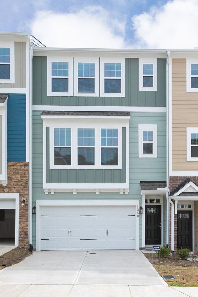 Foto del edificio - Gorgeous Townhome With Loads of Amenities in Ellis Crossing!
