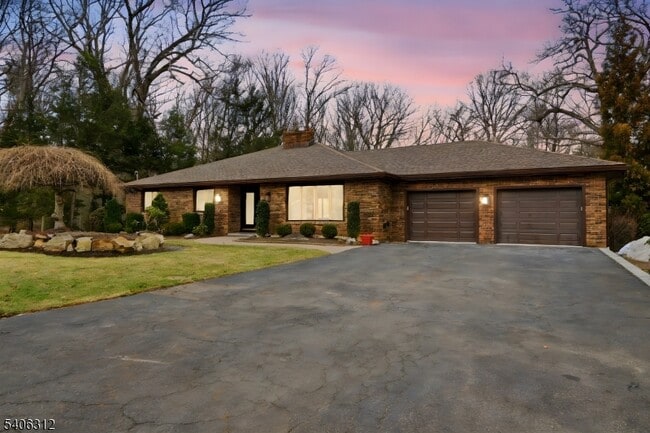 Foto del edificio - 12 McCaffrey Ln