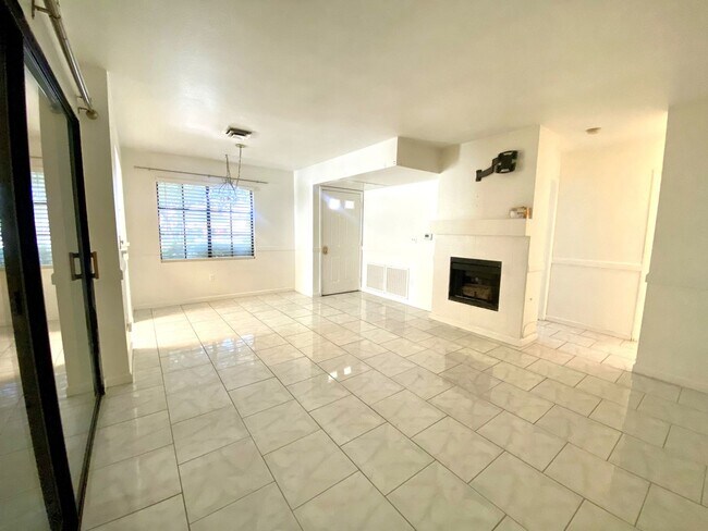 Foto del edificio - Cozy 2bd/2ba Gated Condo! W/ 2 Community Pools and Spa!