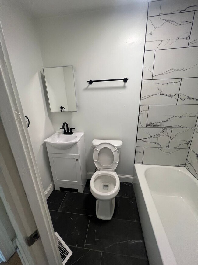 Foto del edificio - 5 bedrooms 2 bathrooms