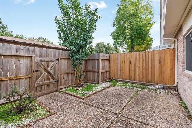 Foto del edificio - 14456 Misty Meadow Ln