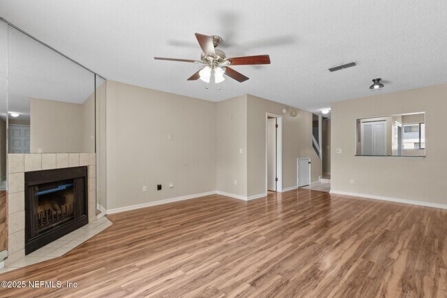 Foto del edificio - 3801 Crown Point Rd