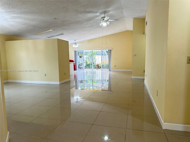 Foto del edificio - 8228 NW 199th Ter