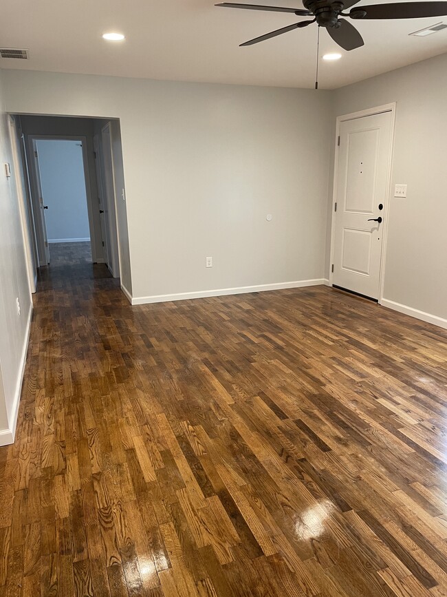 Foto del edificio - 329 W Gray Ave
