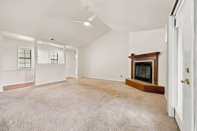 Building Photo - Spacious 3 Bed, 2 Bath Home with Fenced Backyard on Fayetteville's East Side