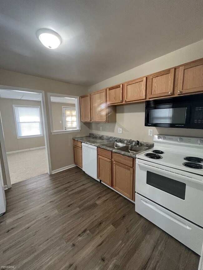 Building Photo - 3 br, 1 bath House - 70 W Mapledale Ave