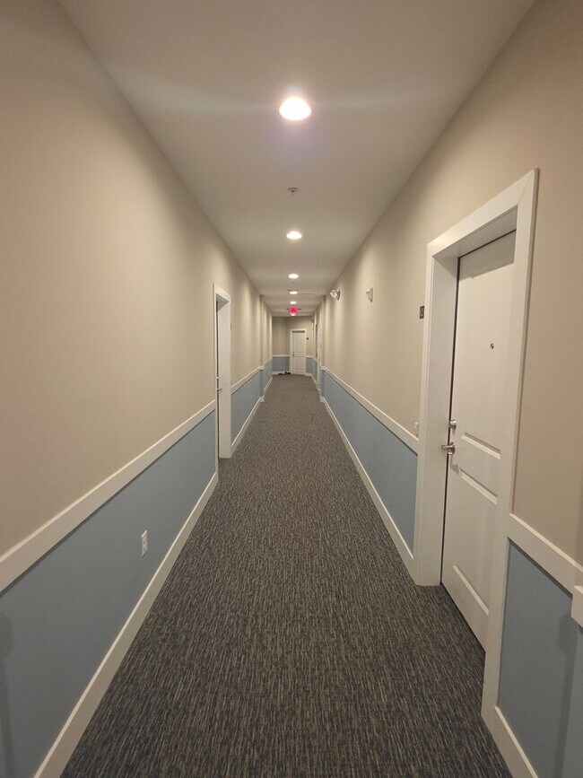 Foto del edificio - Beautiful 2nd floor (with elevator services) condominium: 2-bed, 2-bath, beautiful kitchen, bonus...