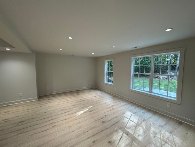 Building Photo - 886 Moore Rd