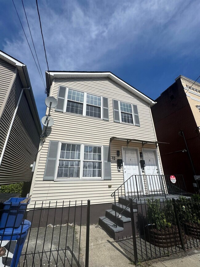 Building Photo - 12 Bayview Ave