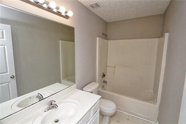 Foto del edificio - 2951 Belfaire Lake Dr