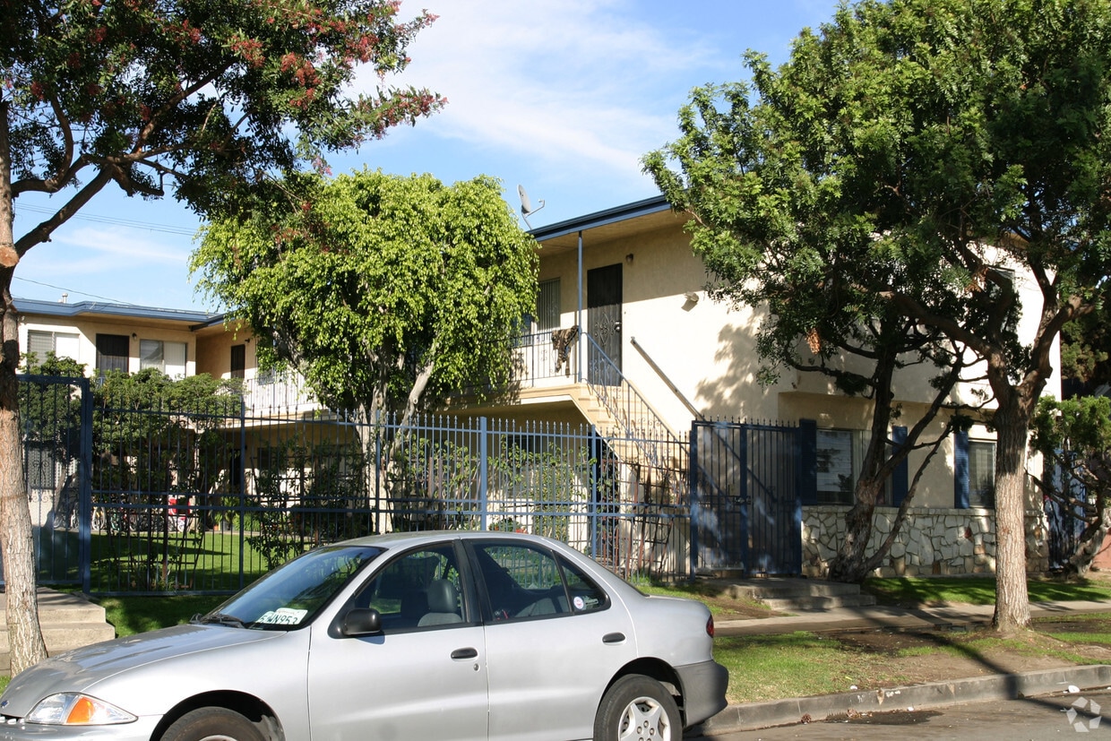 Foto principal - 2705-2723 E Spaulding St