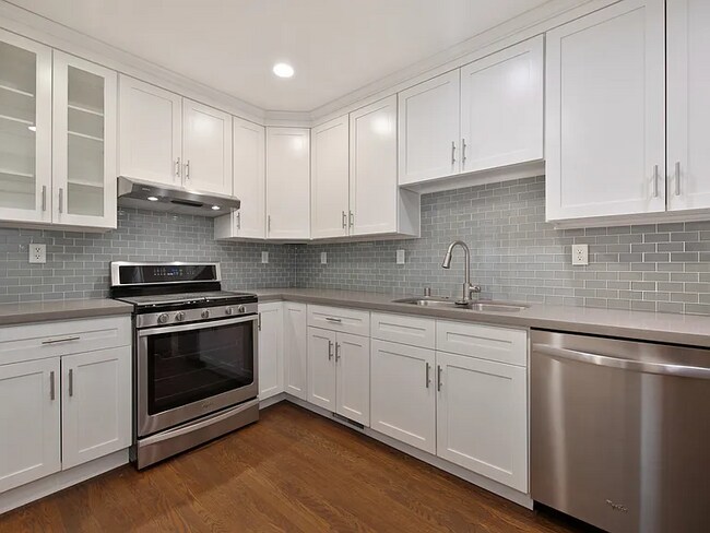 Foto del edificio - Renovated Duplex unit in the heart of Elmh...