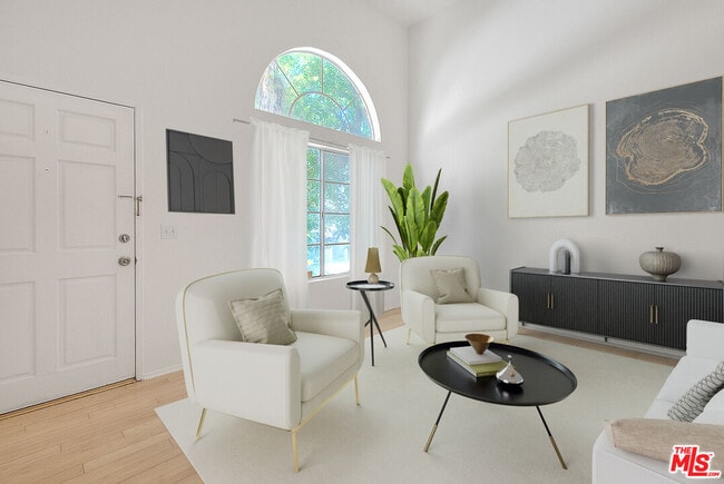 Foto del edificio - 8741 Darby Ave