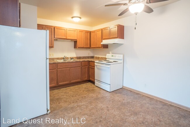 Building Photo - 2 br, 1 bath Apartment - 1851 Roosevelt Ave.