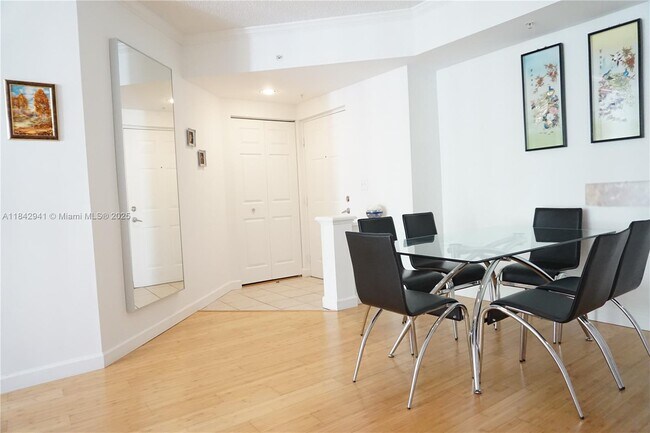 Foto del edificio - 17100 N Bay Rd