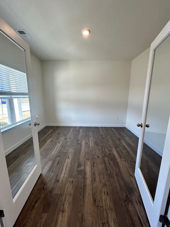 Building Photo - Located in Hixson/Middle Valley! 3 Beds, 2.5 Baths, Loft, Home Office, and 2 Car Garage!